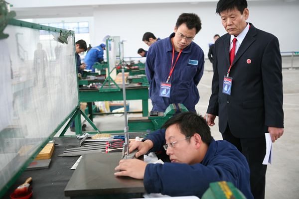 吉利首屆模具工職業(yè)技能比武大賽在臨海開鑼，助推職業(yè)技能培訓(xùn)新高度